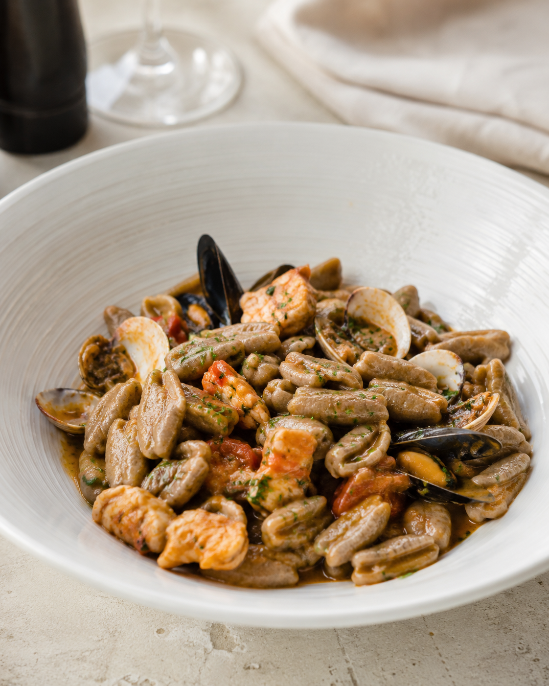 PIATTO DI CERAMICA CON CAVATELLI AL GRANO ARSO E SUGO DI PESCE