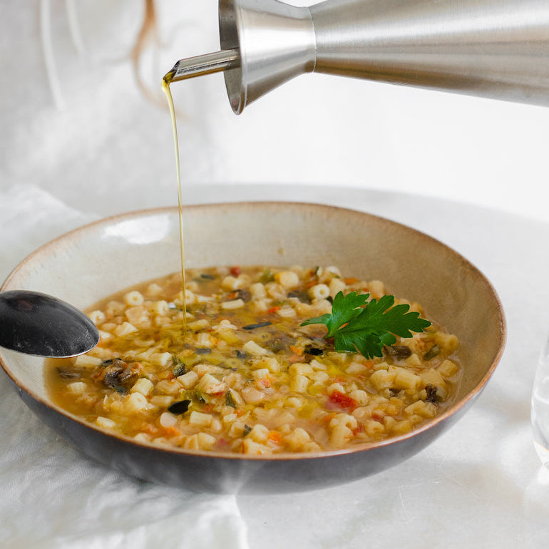 Minestrone di verdure classico con verdure, legumi e tubettini