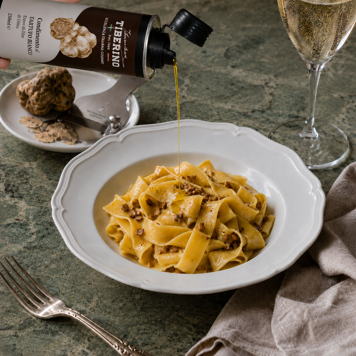PAPPARDELLE AL TARTUFO CONDITE CON OLIO EVO AL TARTUFO BIANCO