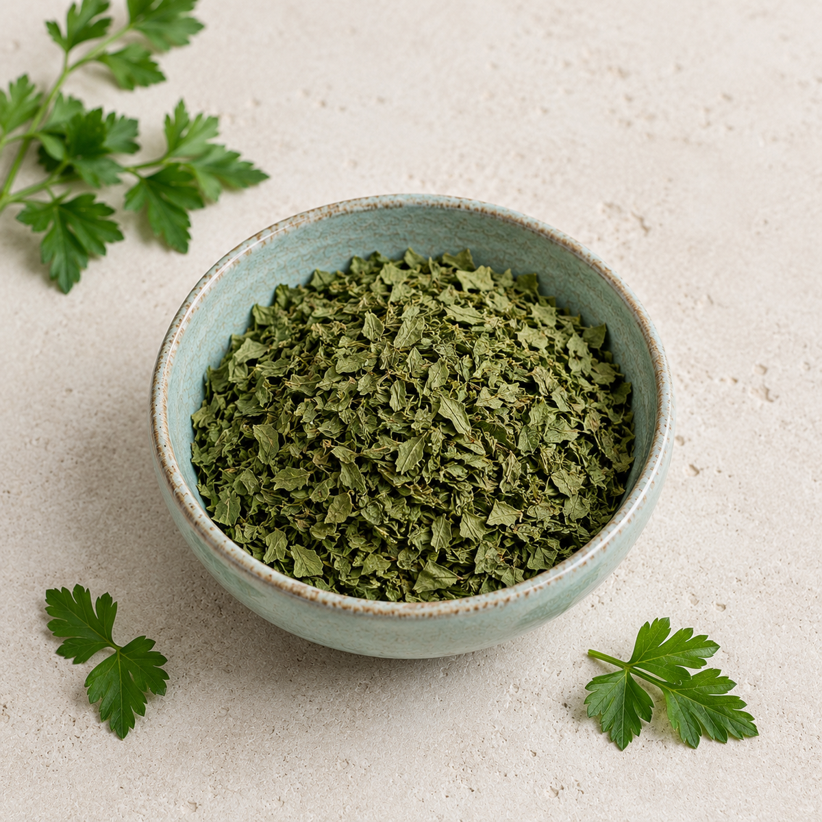 ciotola di terracotta azzurra con prezzemolo secco verde, foglie di prezzemolo fresco