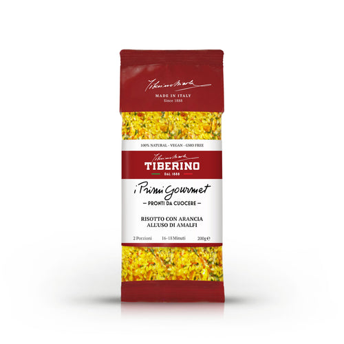 Confezione rossa e bianca di Risotto con Arancia all'Uso di Amalfi Tiberino 1888, 200g, con riso giallo visibile.
