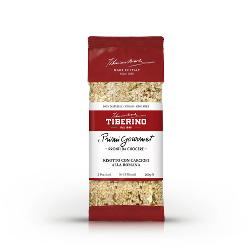 Confezione verticale di risotto Tiberino 1888 con carciofi alla Romana, sfondo rosso bordeaux, centro trasparente con riso e verdure, 200g.