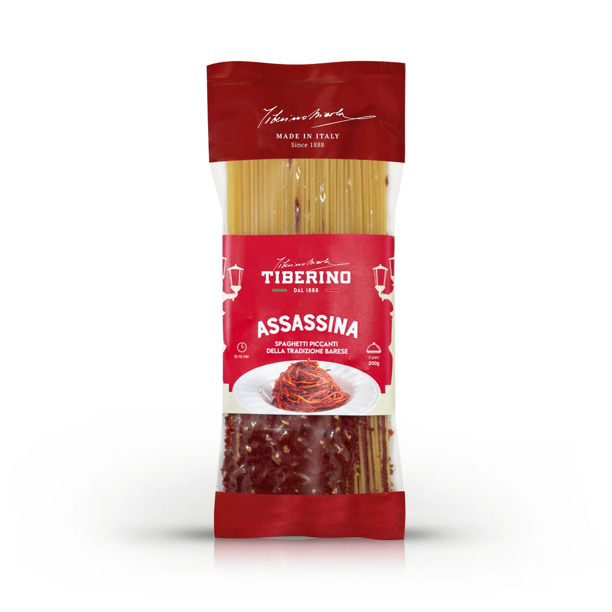 Confezione di spaghetti Tiberino 1888 Assassina, pasta lunga gialla con spezie rosse, etichetta rossa con piatto di spaghetti piccanti.