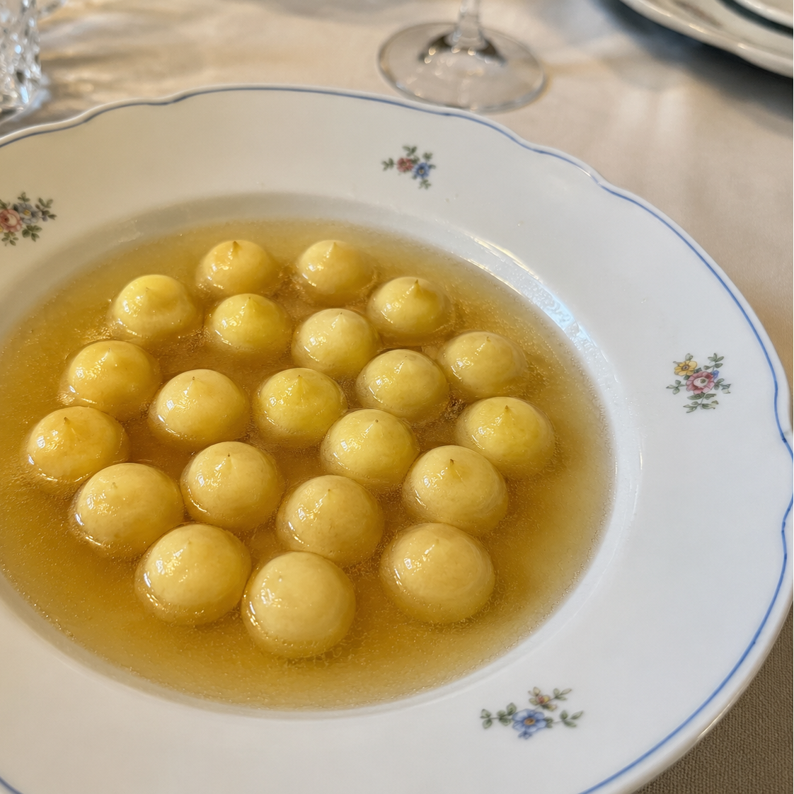 PIATTO DI PORCELLANA CON BRODO E BIGNE