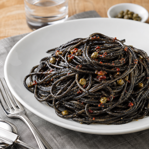 Spaghetti neri alla Marinara con nero di seppia, capperi al sale e paprica dolce